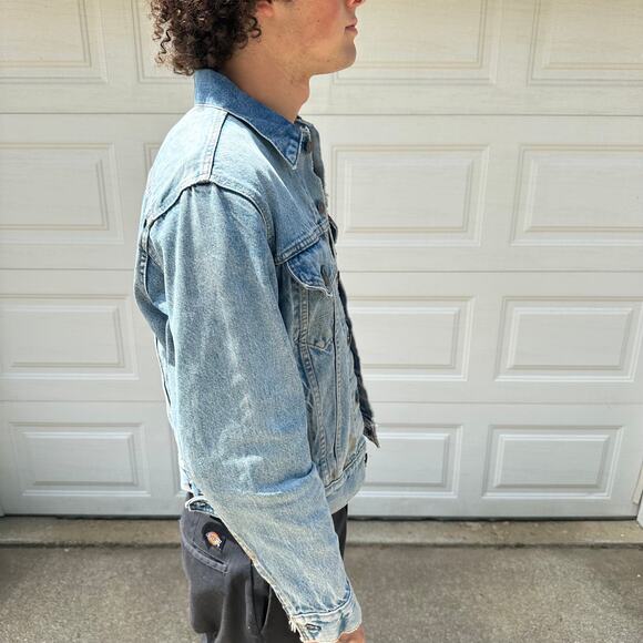 Vintage Mid-80s Men's Levi's Medium Wash Denim Trucker Jacket Size 42 - Picture 6 of 7